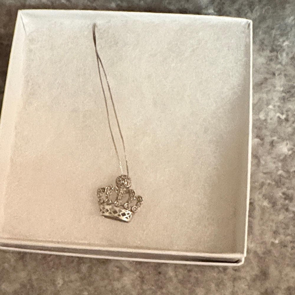 Elegant white gold Crown Pendant Necklace with diamonds